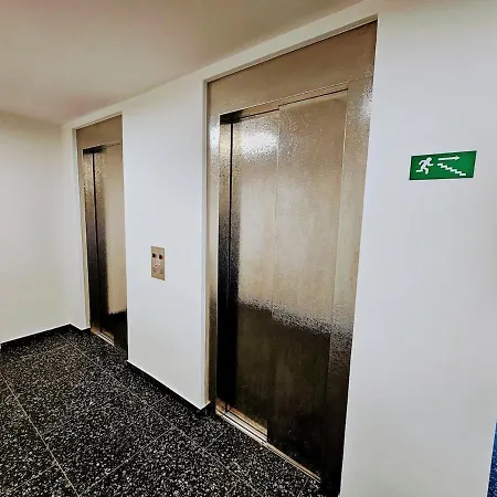 Terrace-view For Business&leisure, Free Parking, Near Metro, Gym Apartment Prag