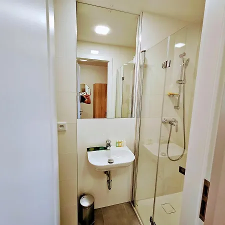 Apartment Live-inn Cozy For 1-4 Guests, 20 Mins To Center, Lift, Gym, Reception, Parking, Roof Terrace, Game & Party Prague