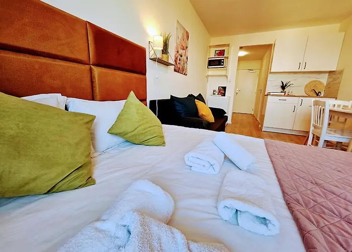 Terrace-view For Business & Leisure, Free Parking, Near Metro, Gym פראג